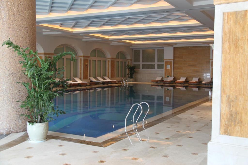 Landison Green Town Hotel Xinchang Exterior photo